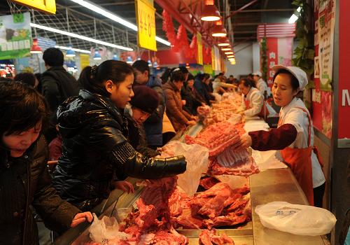 2月6日，市民在河北邢台一家超市选购猪肉等。